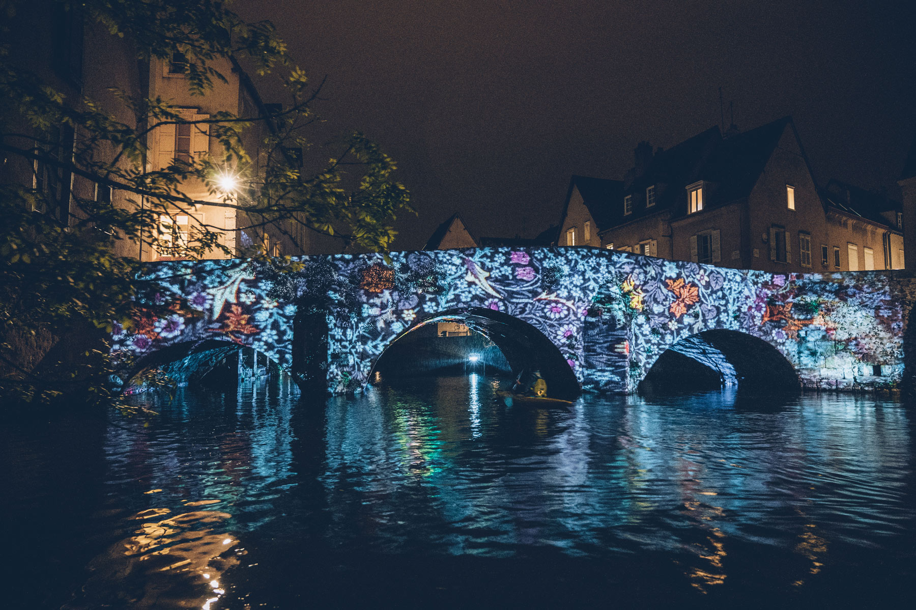 Chartres en Lumière, visite insolite en canoe de nuit