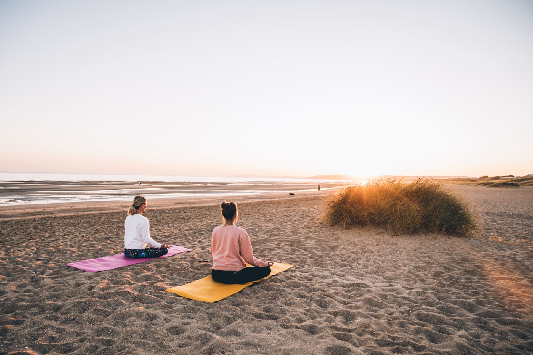 Yoga sur la plage en Normandie
